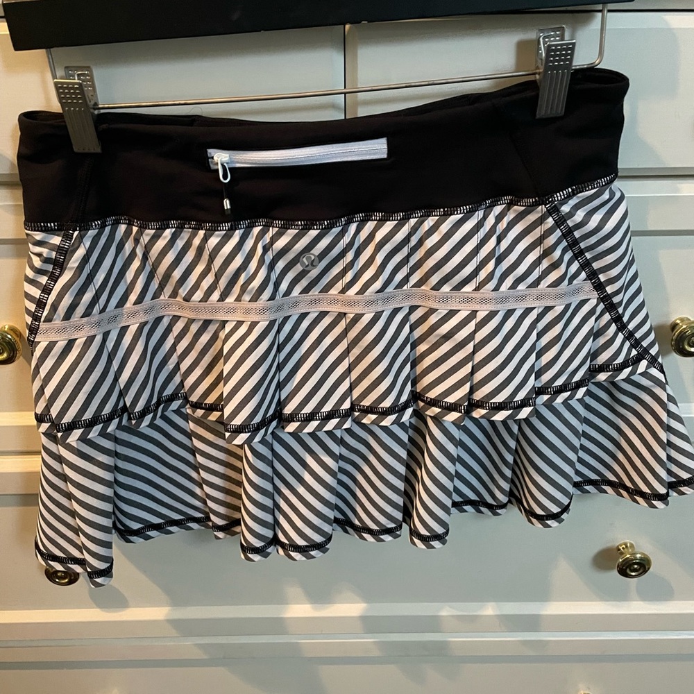 Lululemon skort.. perfect condition!!